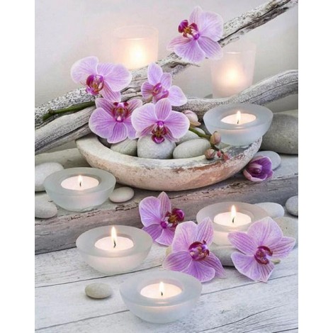 Lila Orchideen und Kerzen