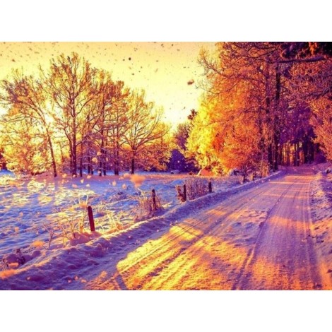 Erstaunliche verschneite Straße im Winter