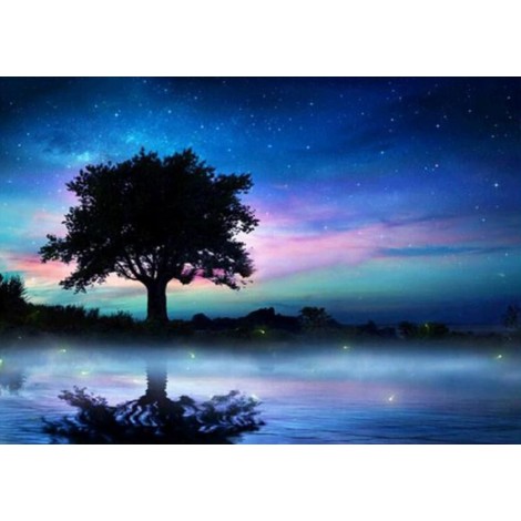 Schöner Baum und Nachthimmel