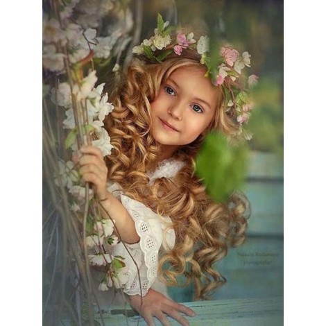 Schönes Kind mit Blumenkrone
