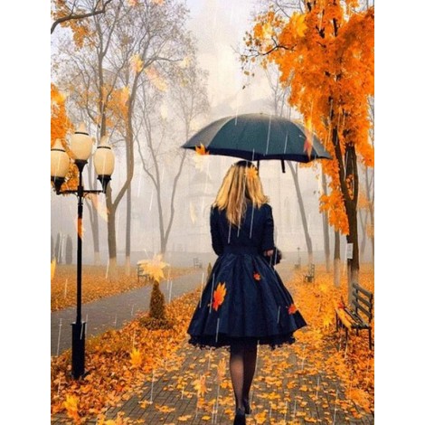 Mädchen auf regnerischer Herbststraße