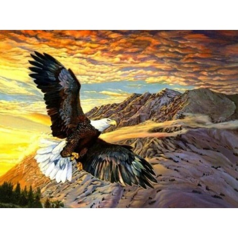Adler fliegt durch Berge