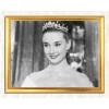 Audrey Hepburn trägt das Kronenporträt